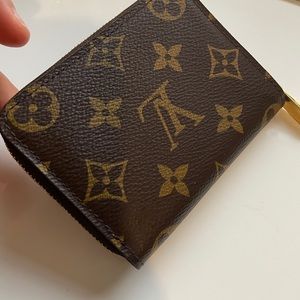 Louis Vuitton ZIPPY COIN PURSE. 4.3 x 3.3 x 0.8 inches (length x Height x Width)